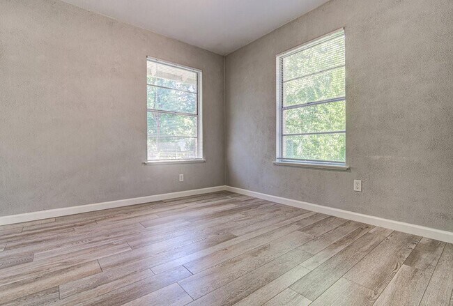 Building Photo - 8523 Brookfield Dr