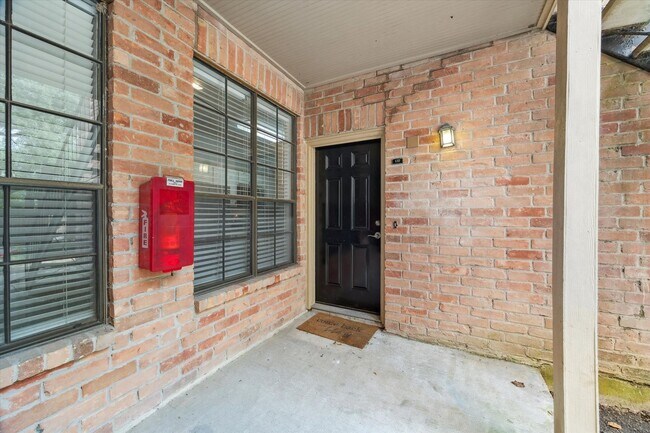 Building Photo - 2255 Braeswood Park Dr