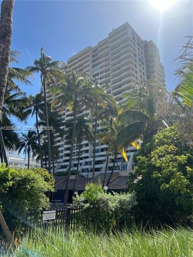 Building Photo - 2555 Collins Ave