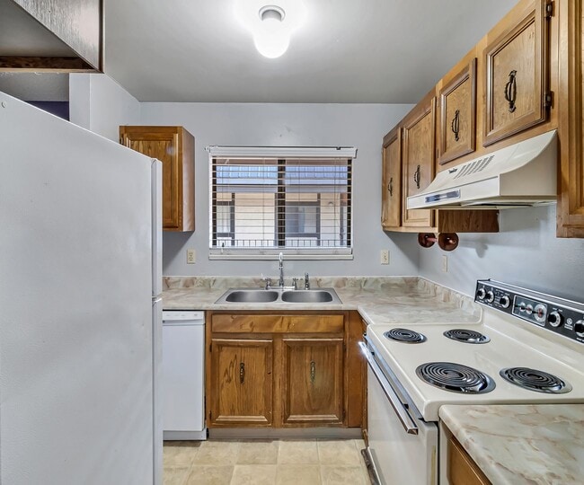 Building Photo - Bright & Spacious 1BD/1BA Top-Floor Unit with Stunning Views!