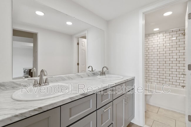 Building Photo - 130 N Pearl St