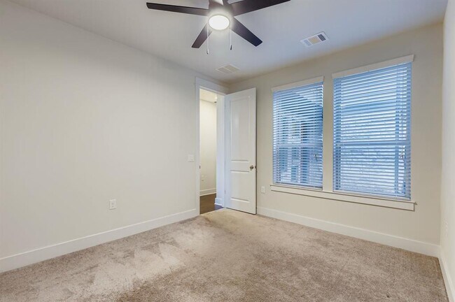 Building Photo - 12518 Red Sparrow St