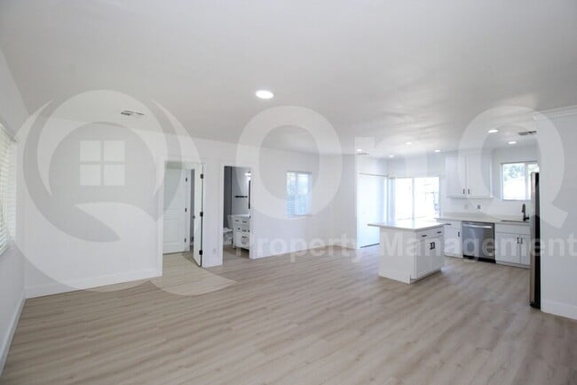 Building Photo - 4148 N 15th Ave