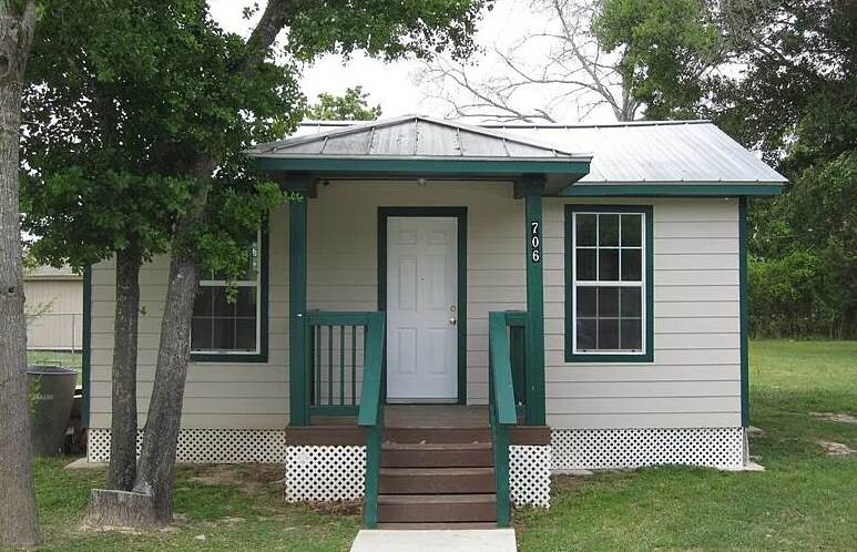 Primary Photo - 706 Leonard Dr