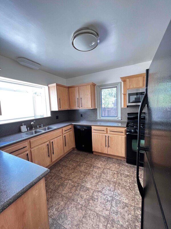 Building Photo - 3577 Thorndale Rd