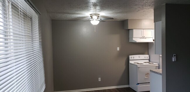 Building Photo - 2 bedroom 1 bath apartment