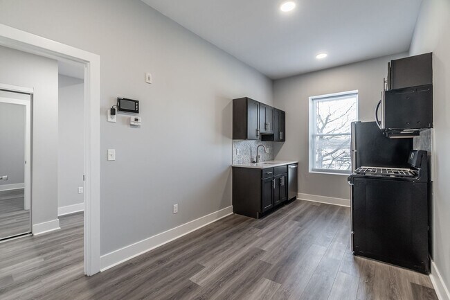 Building Photo - 806 N 41st St