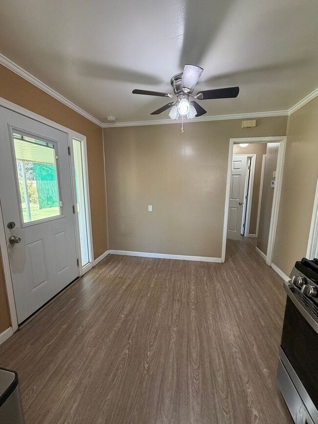 Building Photo - Newly Renovated Home in Tower District!