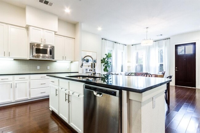 Building Photo - 2520 Bluebonnet Ln