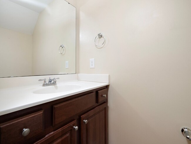 Building Photo - 3 Bed | 2.5 Bath End Unit Townhome in Abbi...