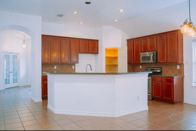 Building Photo - 614 Valencia Dr