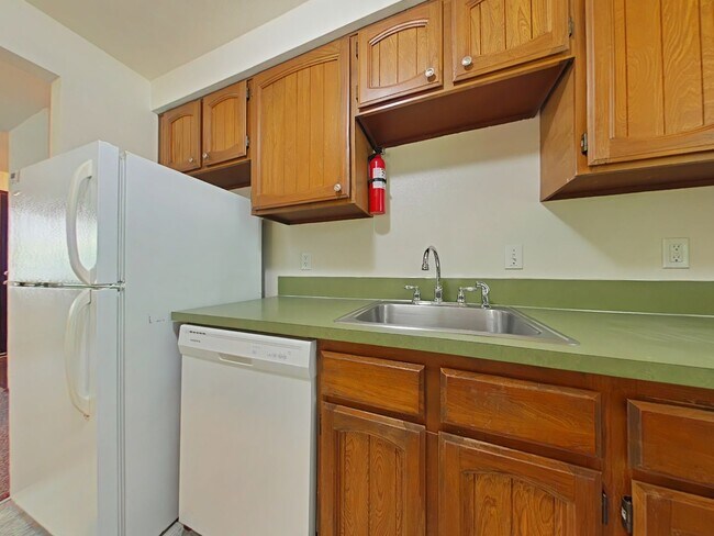 Building Photo - 2 Bedroom Duplex ~ Centrally Located