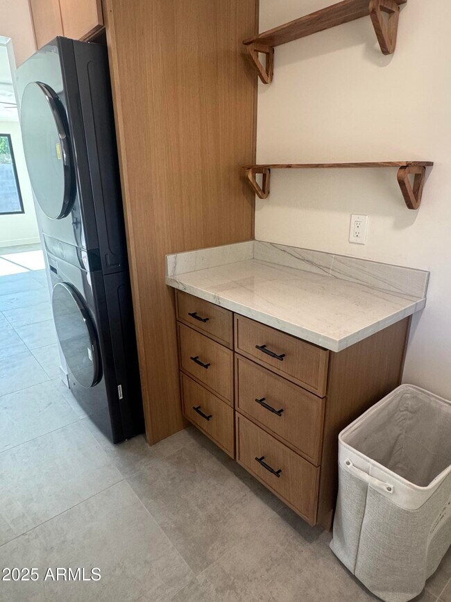 Building Photo - 3749 E Laurel Ln