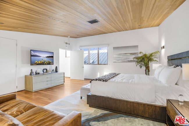 Building Photo - 661 Broadway St