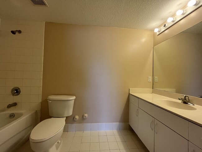 Building Photo - 1133 Golden Lakes Blvd