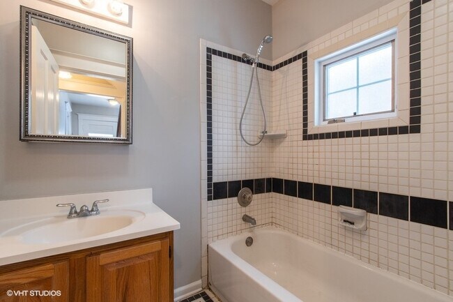 Building Photo - 1492 McDaniels Ave