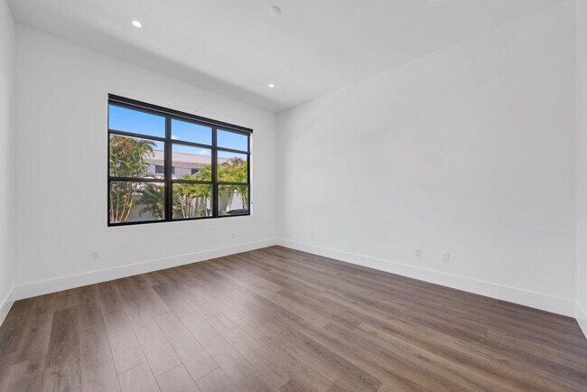 Building Photo - 655 Kingsbridge St