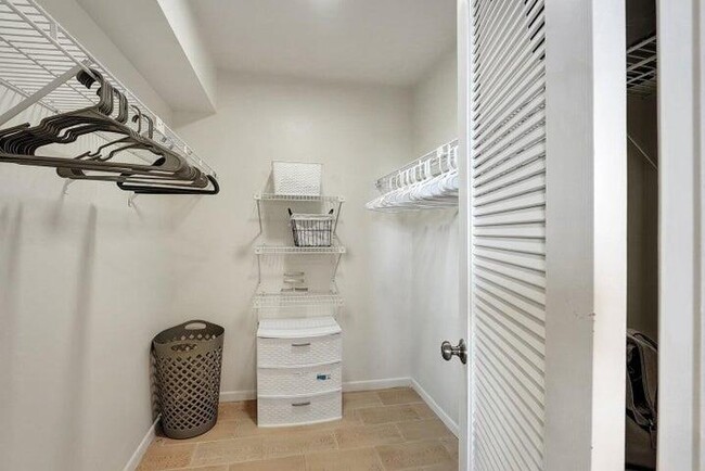 Building Photo - 500 Egret Cir