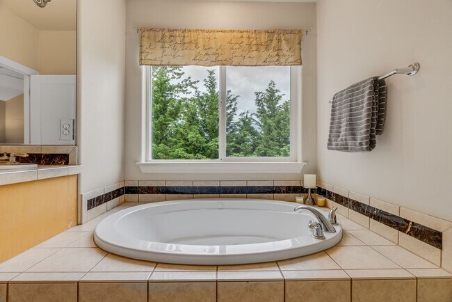 Building Photo - Stunning, spacious 4-bdrm/4-bath in Tigard. Fireplace, massive decks, next to nature