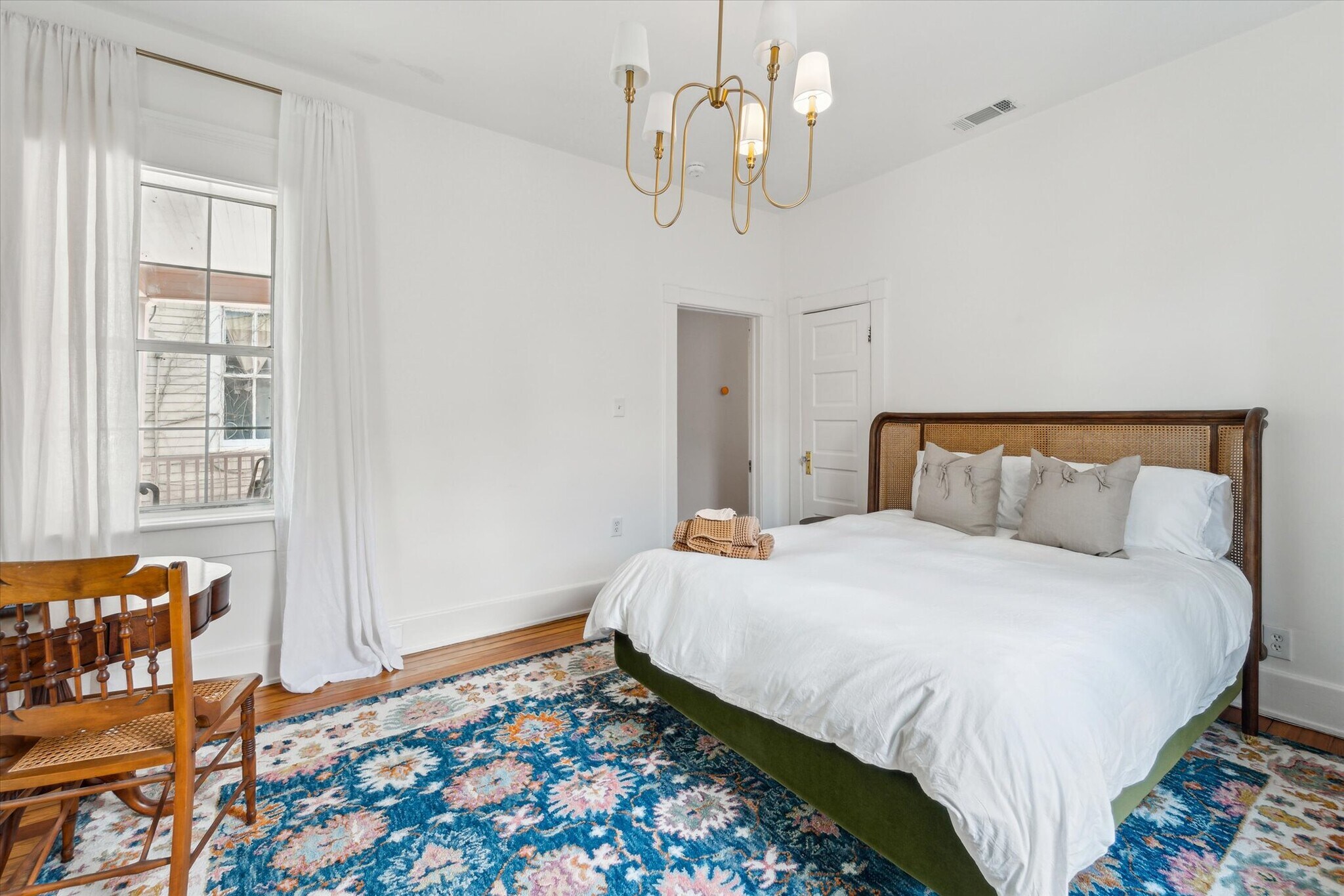 Building Photo - 211 W 40th St