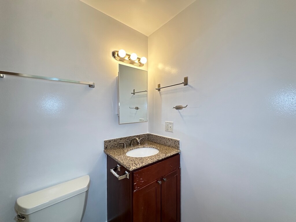 Building Photo - 645 W Wrightwood Ave