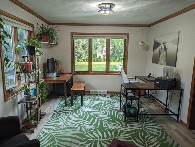 Building Photo - Four Bedroom Neenah House