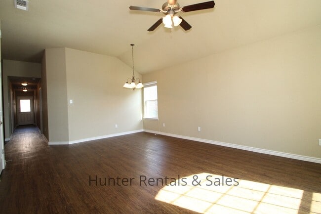 Building Photo - Spacious three-bedroom