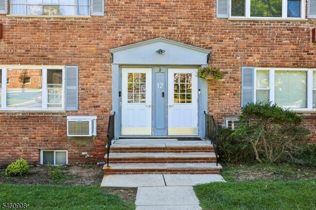 Building Photo - 12 Wedgewood Dr
