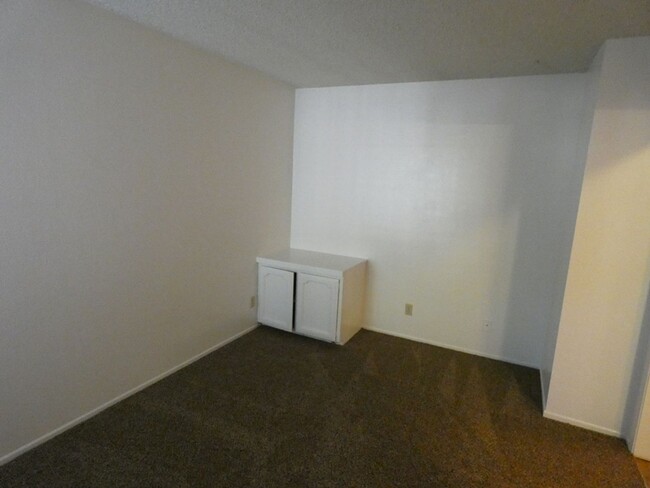 Building Photo - Spacious Northpoint Townhome near Righetti...