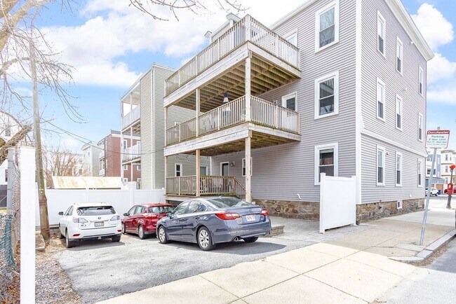 Building Photo - 142 Boston St