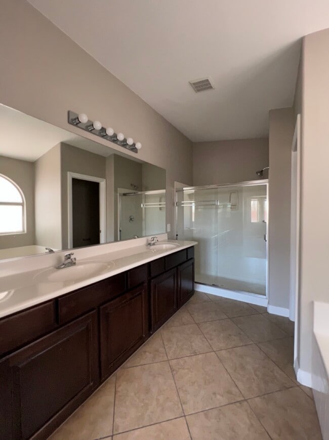 Building Photo - 9 E Verde Way