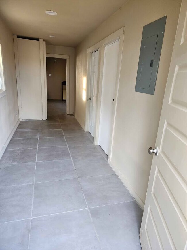 Building Photo - 10075 E Loop 1604 S