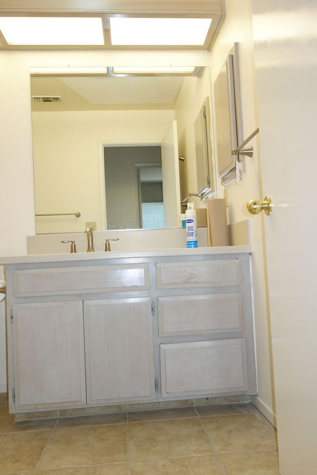 Building Photo - 105 Almond Dr