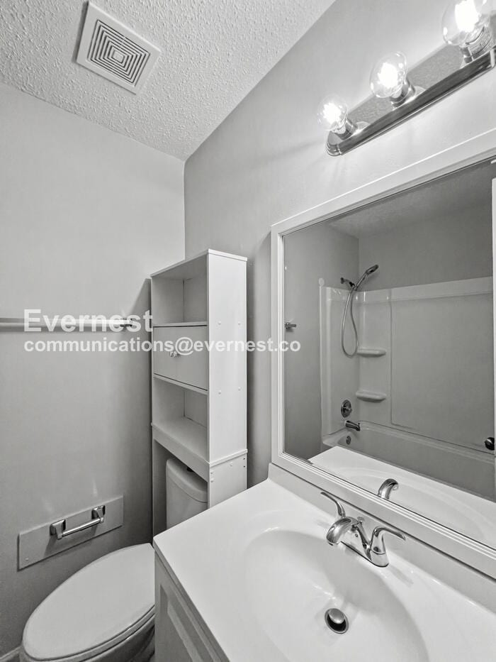 Building Photo - 1984 Custer Dr