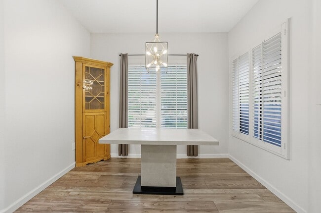 Building Photo - Upgraded 1 Bedroom Condo in Gated Communit...
