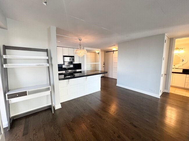 Building Photo - 1960 N Lincoln Park W