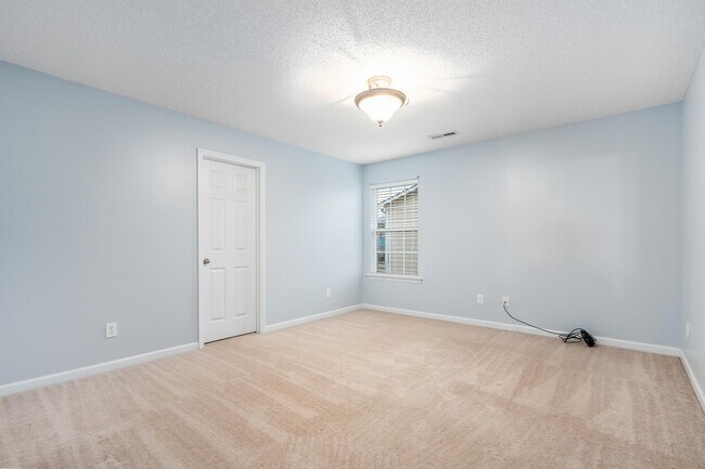 Building Photo - 117 Vancouver Rd