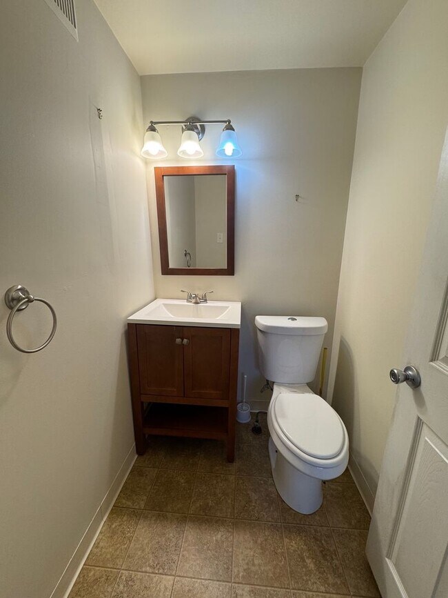 Building Photo - Lower Gywnedd 3 Bedroom 1.5 Bath Colonial in Penllyn Pa $2,750/month