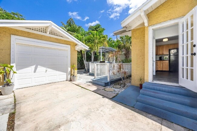 Building Photo - Charming 2-Bed With Backyard Oasis In West Palm Beach!