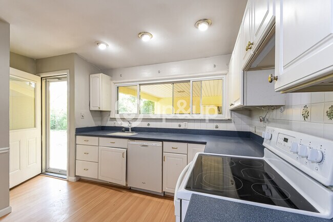 Building Photo - Fantastic 3bd/1.5ba home! Coming soon!