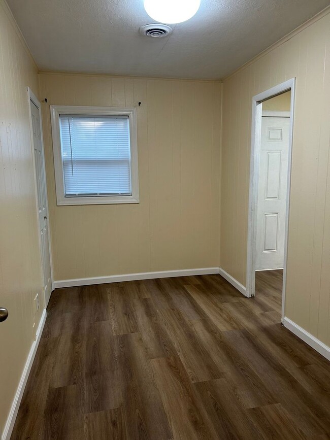 Building Photo - 3 Bedroom, 1 bath home with detached 1 car...