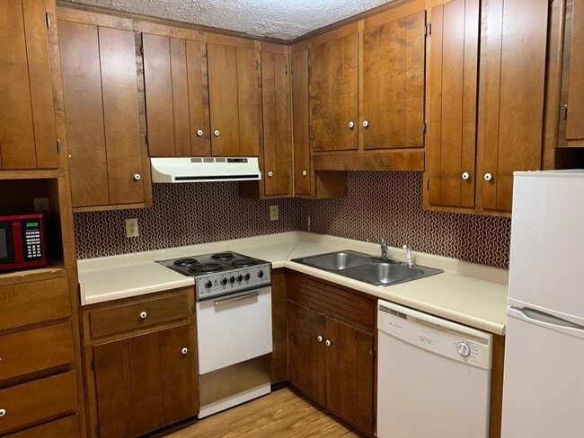 Building Photo - 1 Bedroom condo- Steps away from UGA! Available early August 2026