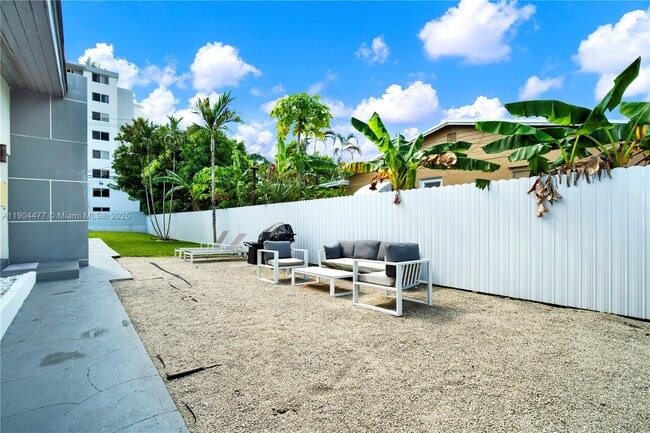 Building Photo - 1236 NE 109th St