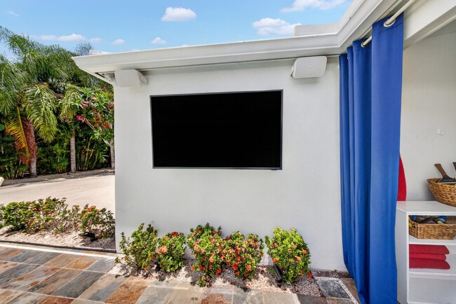 Building Photo - 714 S Atlantic Dr
