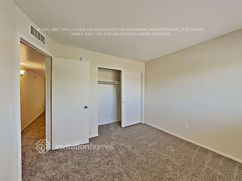 Building Photo - 8030 W Paradise Dr