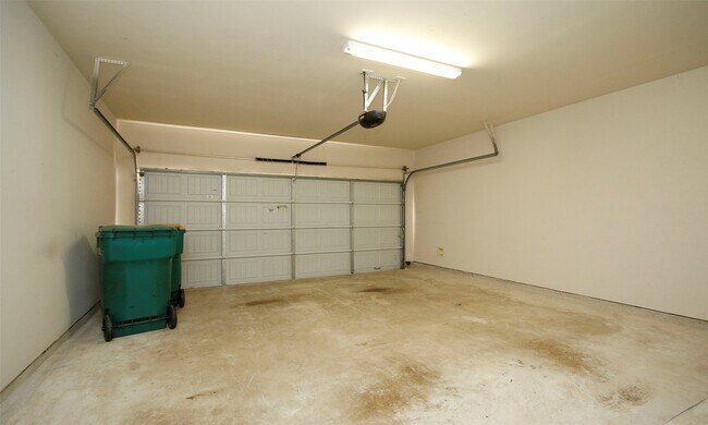 Building Photo - 14 BowerBank Ct