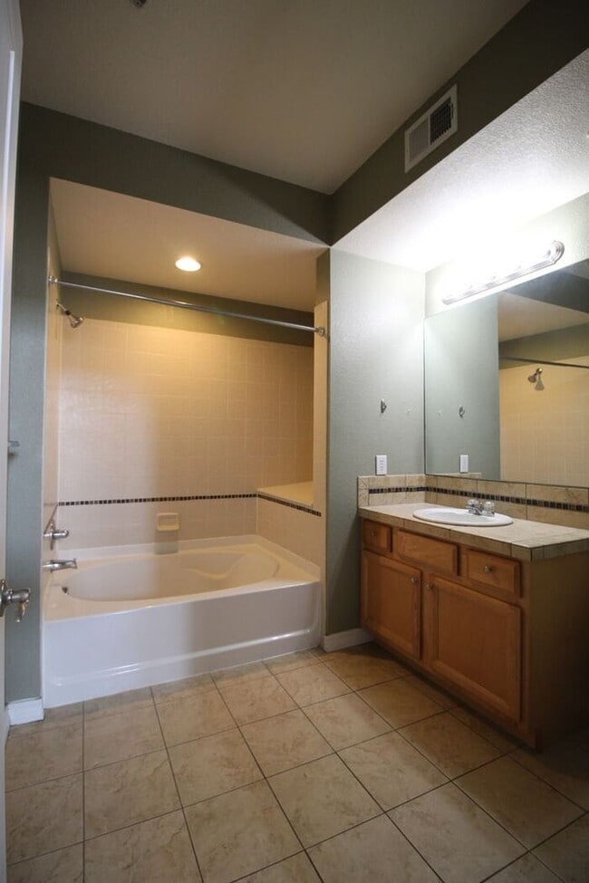 Building Photo - Fantactic Condo