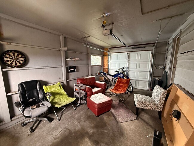 Building Photo - Spacious 5+bd/2.75 bath home on WWU bus route