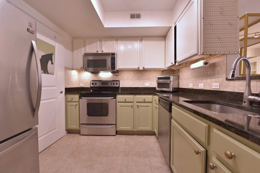 Building Photo - 880 N Pollard St