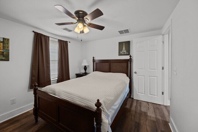 Building Photo - Charming Single-Family Home